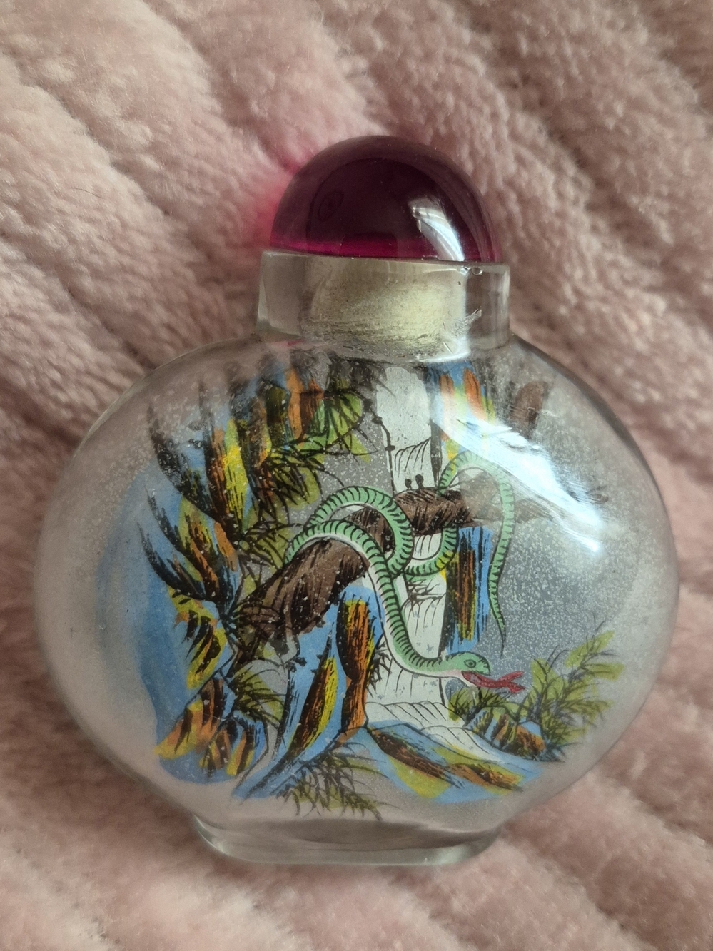 Glass Reptile-Themed Snuff Bottle with Pink Stopper
